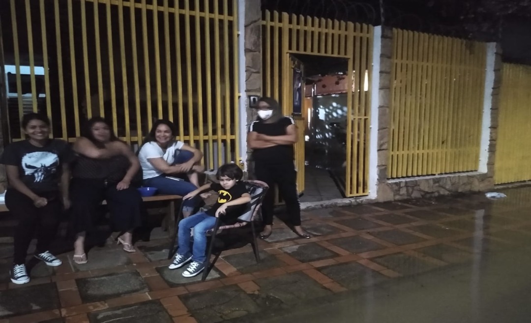 Igarapé Fundo transborda e atinge portão da casa de Petecão e da vice-prefeita Marfisa Galvão